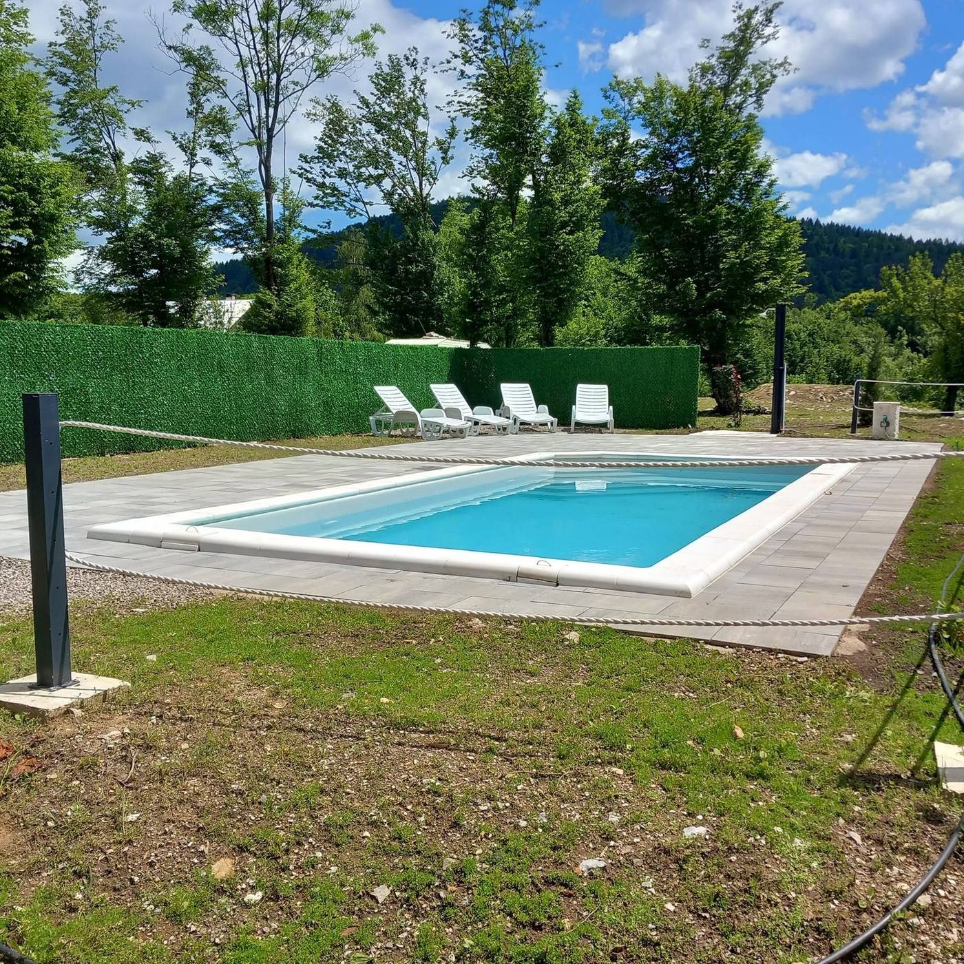 Bazen s ležaljkama na imanju Artemis