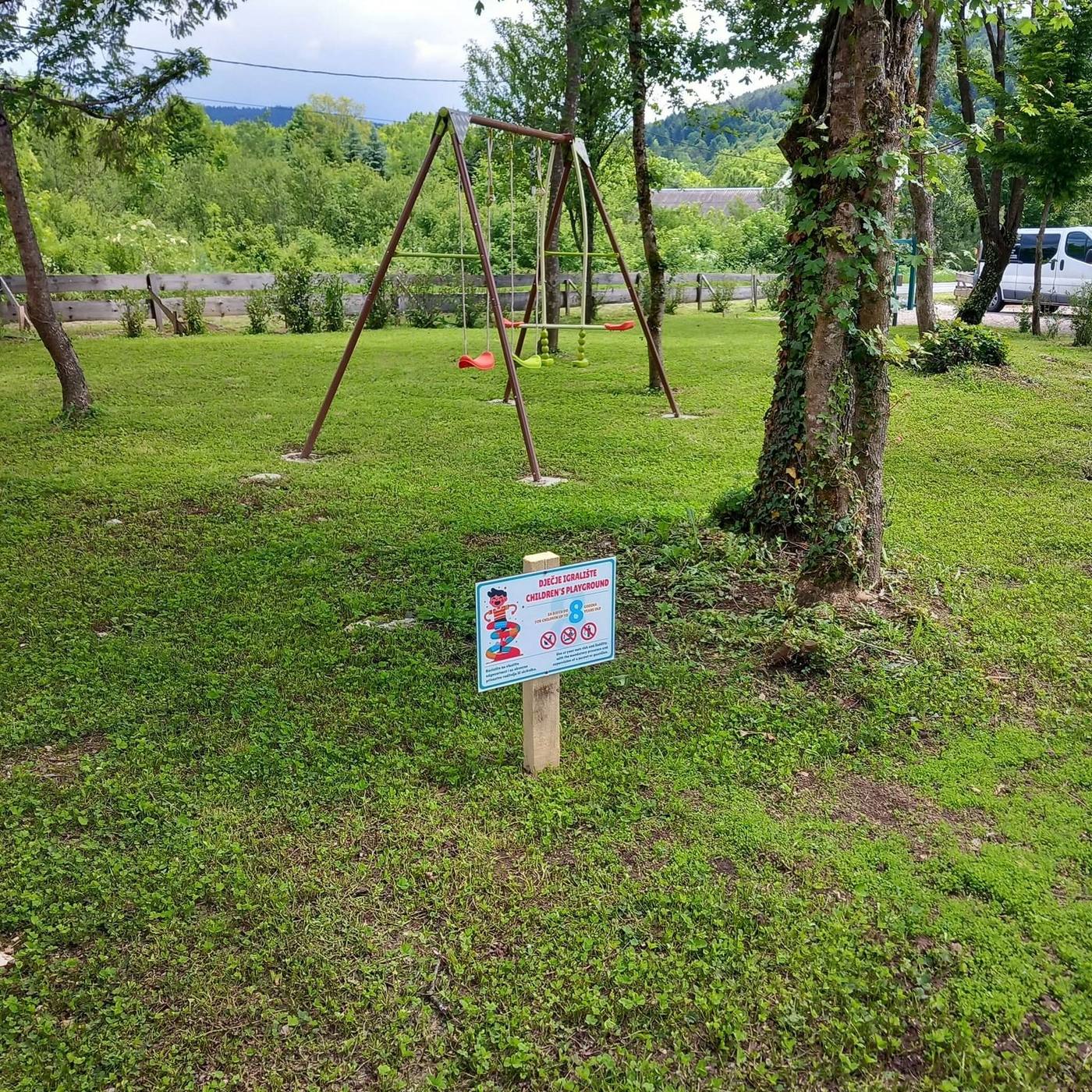 Dječje igralište na imanju Artemis Lika