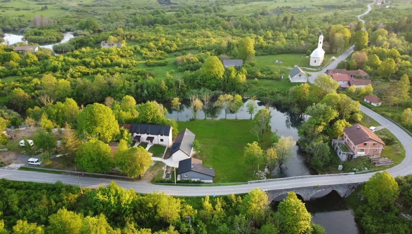Zračni pogled na imanje Artemis Lika uz rijeku Jesenicu u Ličkoj Jesenici