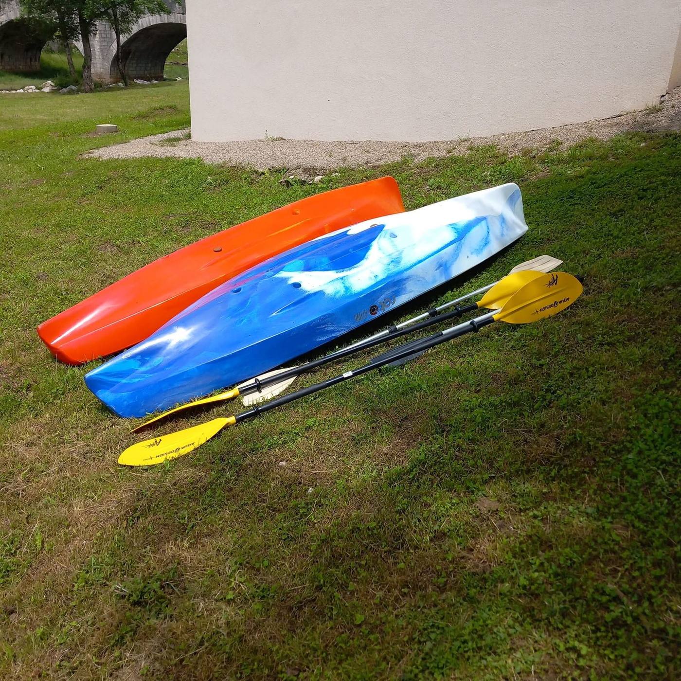 Kajaci s veslima spremni za korištenje na imanju Artemis