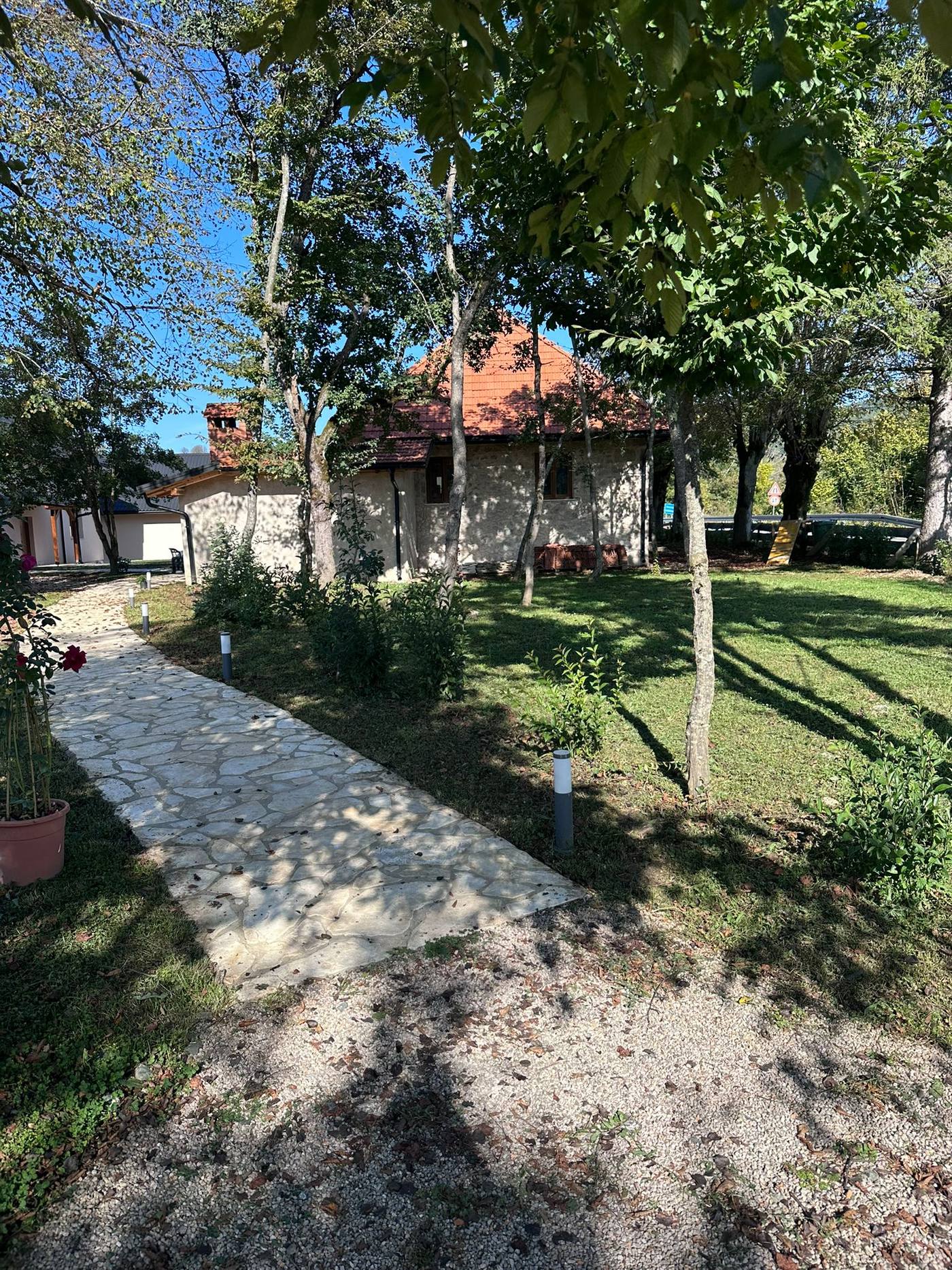 Kamena kućica i vrtna staza na imanju Artemis
