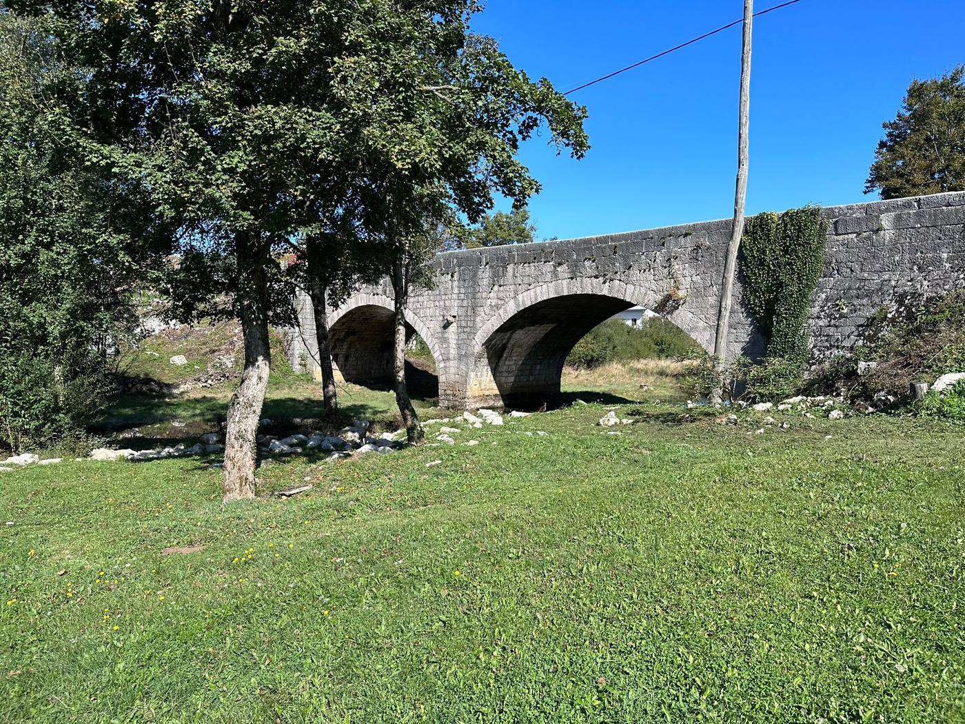 Kameni most na rijeci kod imanja Artemis