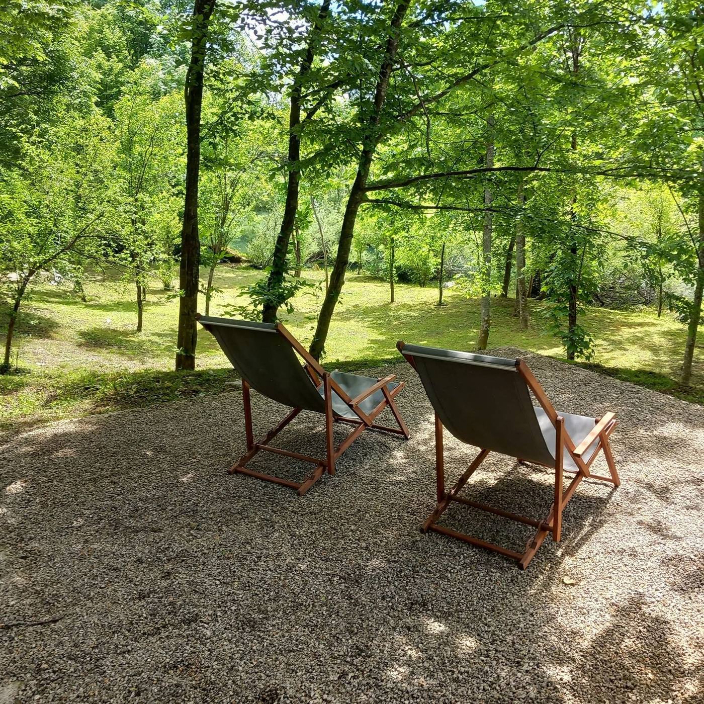 Ležaljke u hladu šume na imanju Artemis
