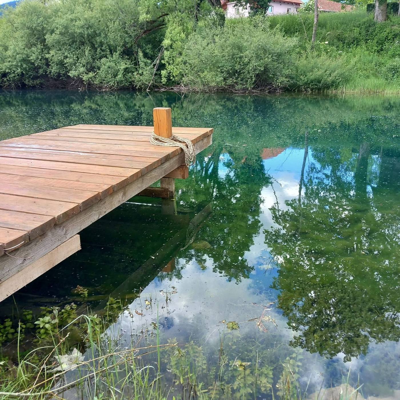 Drveni mol na rijeci Jesenici na imanju Artemis Lika