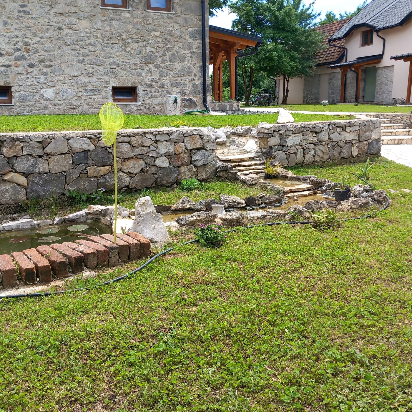 Vrtni potočić i kameni zid na imanju Artemis